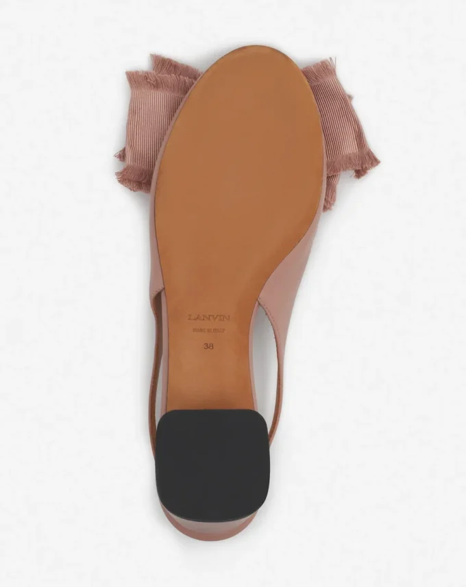 Ballerina con tacco in pelle e cinturino posteriore Ballerina con tacco in pelle e cinturino posteriore
