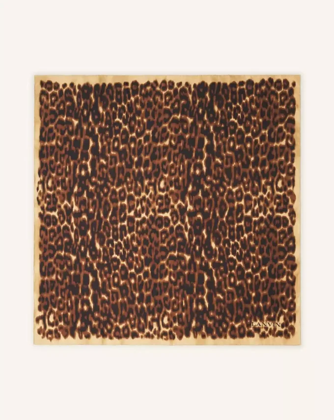Sciarpa in seta con stampa leopardata Sciarpa in seta con stampa leopardata